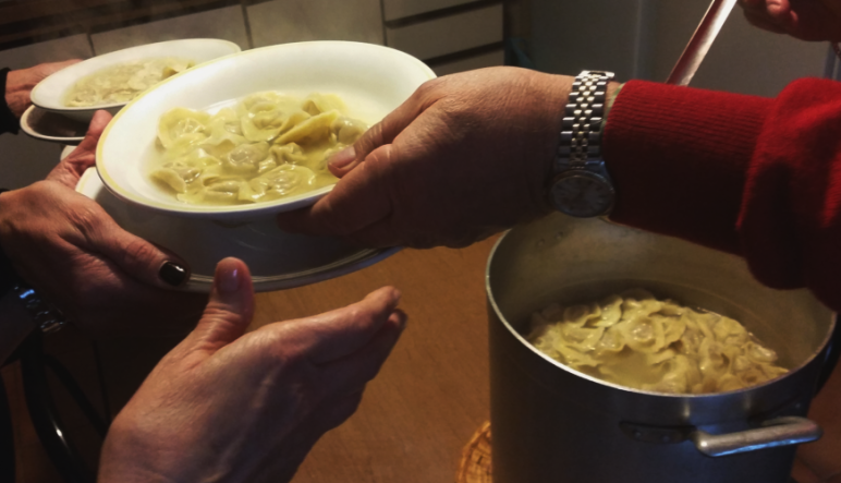 Marche -Emilia Romagna:cappelletti in brodo di cappone